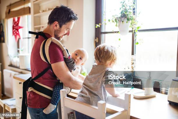 Foto de Pai E Duas Crianças A Lavar Os Pratos e mais fotos de stock de Pai - Pai, Bebê, Homens