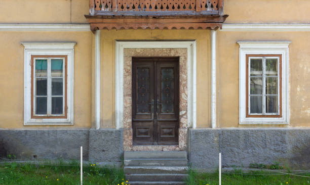 istock Facade of an Unhinabited Traditional House 955443792