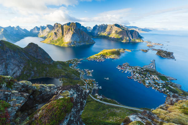 blick auf reine in lofoten, norwegen - inselgruppe lofoten stock-fotos und bilder