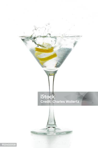 Photo libre de droit de Cocktail Classique À Base De Martini banque d'images et plus d'images libres de droit de Martini dry - Martini dry, Verre à cocktail, Objet ou sujet détouré