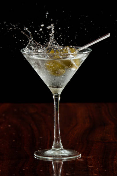 martini com azeitonas - olive green olive stuffed food - fotografias e filmes do acervo