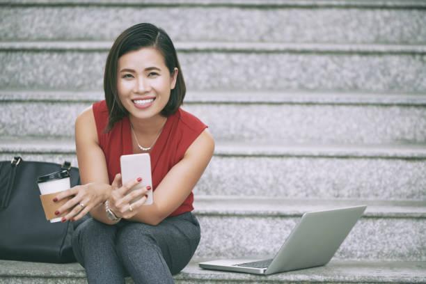 istock Business lady with coffee and phone 955481388