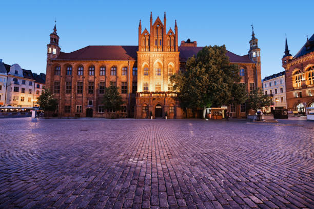 istock Town Hall in Torun at Dusk 955495198