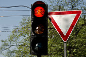 ampel-mit-rotlicht-gegen-den-morgenhimmel.jpg?b=1&s=170x170&k=20&c=drtSATsBPogunEgEsjnj0MtfHAroainjV4pqq-6b80U=