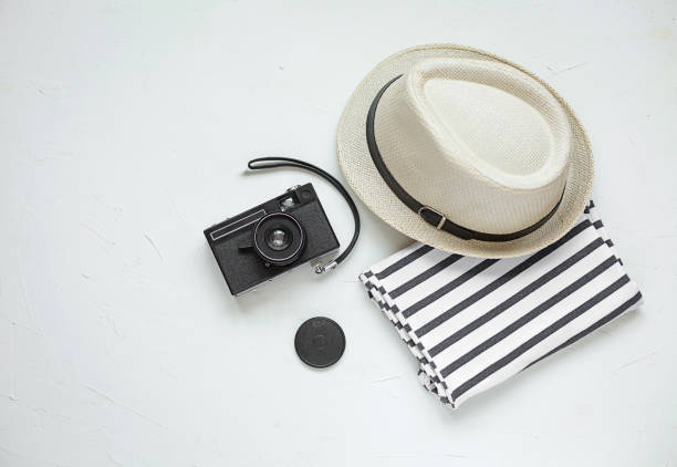 apartamento põem-se de um chapéu de palha, um photocamera e uma t-shirt despojada. conceito de férias. copie o espaço. - top hat - fotografias e filmes do acervo