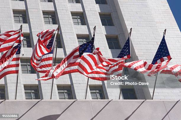 Флаги La Сити Ратуша — стоковые фотографии и другие картинки Angeles National Forest - Angeles National Forest, Democratic Party, Арка - архитектурный элемент