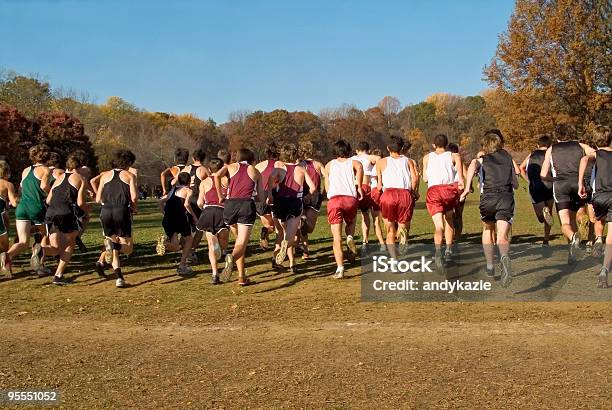 E Em Execução - Fotografias de stock e mais imagens de Corrida de corta-mato - Correr Fora de Pista - Corrida de corta-mato - Correr Fora de Pista, Escola secundária - Educação, Correr