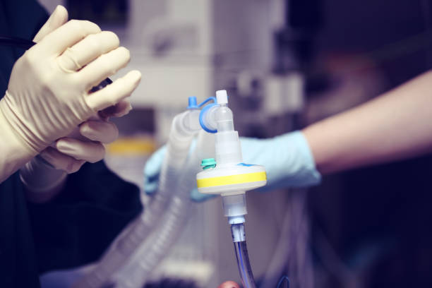 trabajar en unidad de cuidados intensivos del hospital - ventilador equipo respiratorio fotografías e imágenes de stock