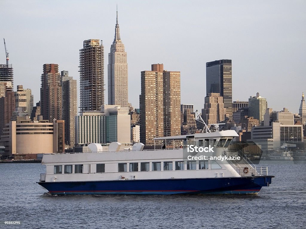 Ferry a la ciudad - Foto de stock de Ferry libre de derechos