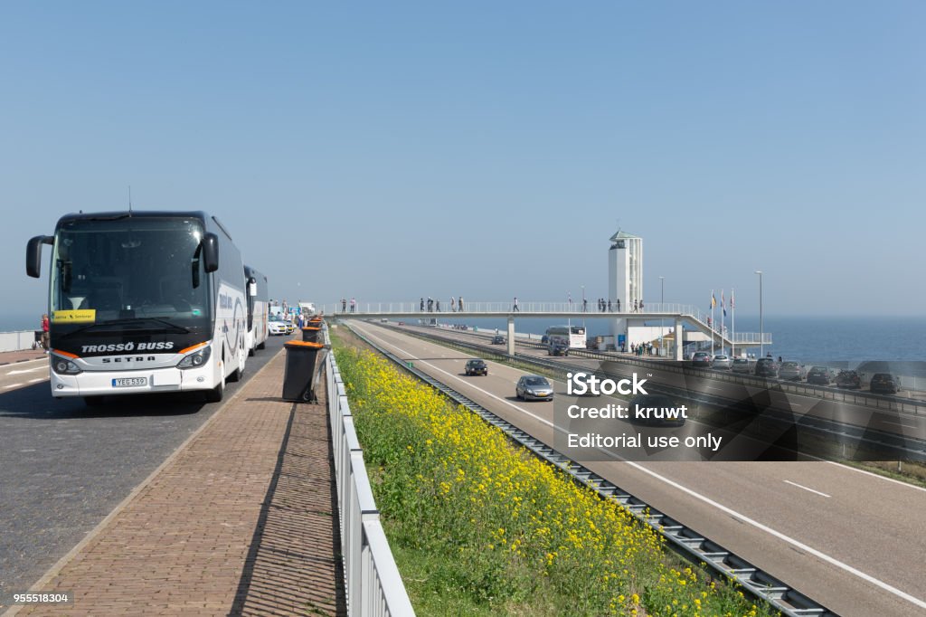 Toeristen een bezoek aan de locatie waar de afsluitdijk is gesloten. - Royalty-free Afsluitdijk Stockfoto