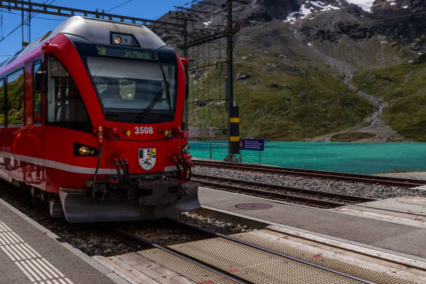 rhb vermelho trem na esta�ção ferroviária de ospizio bernina, grisões, na suíça. - rhätische bahn - fotografias e filmes do acervo