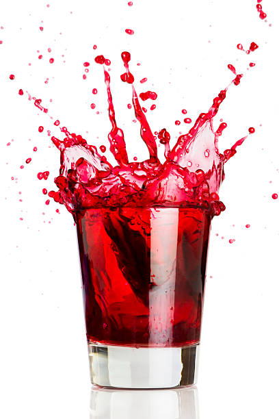 красная жидкость всплеск - drink alcohol juice red стоковые фото и изображения