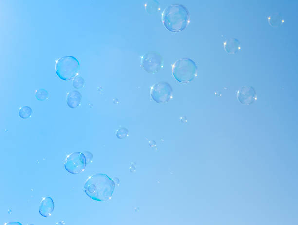 青にシャボン玉を吹いてシャボン玉空の背景 - soap sud bubble isolated washing ストックフォトと画像