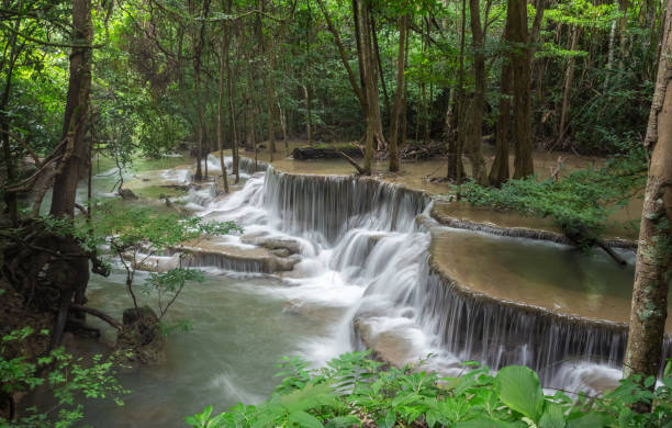 водопад хуай маэ хамин (шестой этаж), тропические леса на плотине шринакарин, канчанабури, thailand.huai mae khamin waterfall является самым красивым водоп� - srinakarin стоковые фото и изображения
