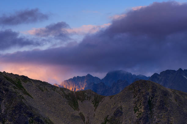 cimas de las montañas en las nubes - sunset bay oregón fotografías e imágenes de stock