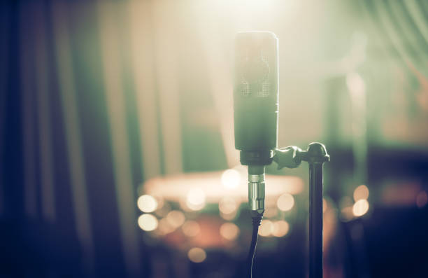 mikrofon w studiu nagraniowym lub sali koncertowej z bliska, z bębnem ustawionym na tle nieoczywkim. - rural scene zdjęcia i obrazy z banku zdjęć