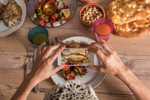 istock Family ready for İftar meal in Ramadan 955535346
