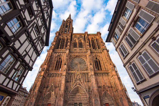 incrível fachada da catedral de notre-dame de estrasburgo, na frança - strasbourg cathedral - fotografias e filmes do acervo
