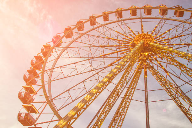 grande roda-gigante no parque de diversões - ferris wheel carnival wheel amusement park ride - fotografias e filmes do acervo