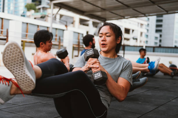 mulher coreana na formação corss - women sweat healthy lifestyle exercising - fotografias e filmes do acervo