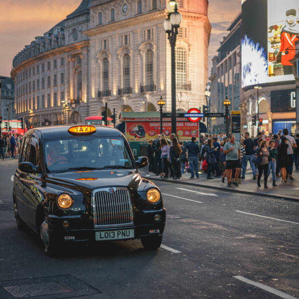 ansicht des piccadilly circus im zentrum von london mit touristen überfüllt. es ist eine der meistbesuchten sehenswürdigkeiten mit seiner legendären werbetafeln, doppeldecker-busse und taxis. - people togetherness group of people editorial stock-fotos und bilder