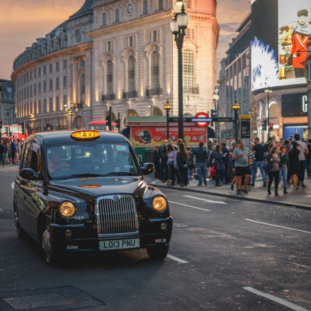 観光客で賑わうロンドン中心部のピカデリー サーカスのビュー。その象徴的な看板、二階建てバス、タクシーで最も人気ある名所の一つです。 - bus taxi london england double decker bus ストックフォトと画像