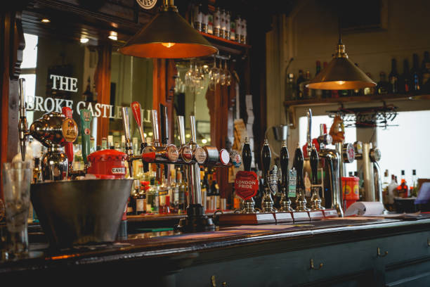 grifos de cerveza en un pub tradicional en central london (reino unido). - editorial horizontal close up uk fotografías e imágenes de stock
