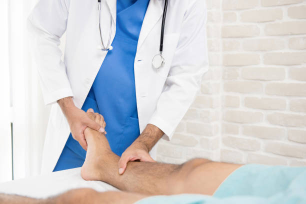 arzt oder physiotherapeut behandlung beinbruch patienten geben - pain physical injury human leg human muscle stock-fotos und bilder