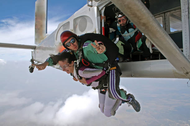 skydiving tandem shouting - skydiving tandem parachute parachuting imagens e fotografias de stock