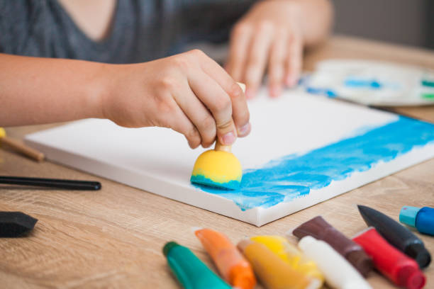 leçon d'art - artist child artists canvas indoors photos et images de collection