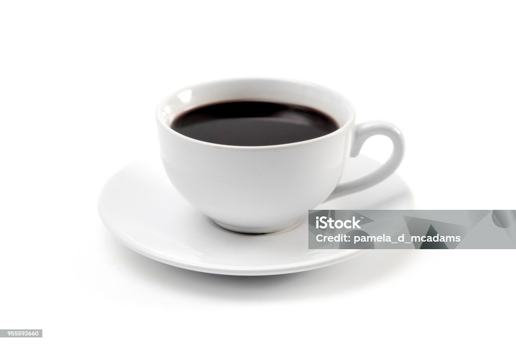 Tazza di caffè nero forte in tazza bianca e piattino - Foto stock royalty-free di Caffè - Bevanda