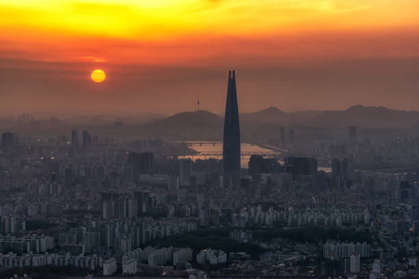 istock Sunset over dusty air in Seoul 955599656