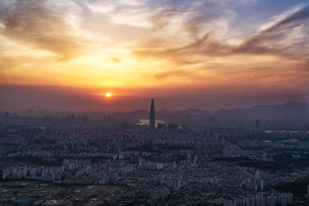 istock Sunset over dusty air in Seoul 955599666