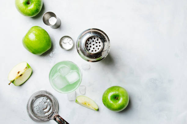 cóctel alcohólico con manzana verde y un vermú seco, jarabe, limón jugo y cubitos de hielo - apple martini fotografías e imágenes de stock