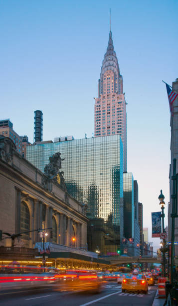 42nd street view of chrysler building e grand central terminal al crepuscolo - chrysler building grand central station built structure midtown manhattan foto e immagini stock