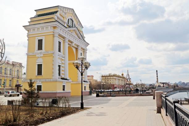 istock Triumphal Arch Moscow Gates 955625336