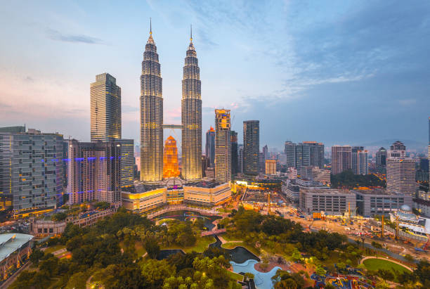 malaysia, kuala lumpur skyline - malaysia stock-fotos und bilder