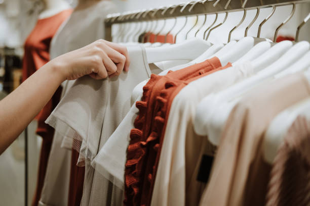 concepto de estilo de ropa traje vestido moda tienda - vestimenta fotografías e imágenes de stock