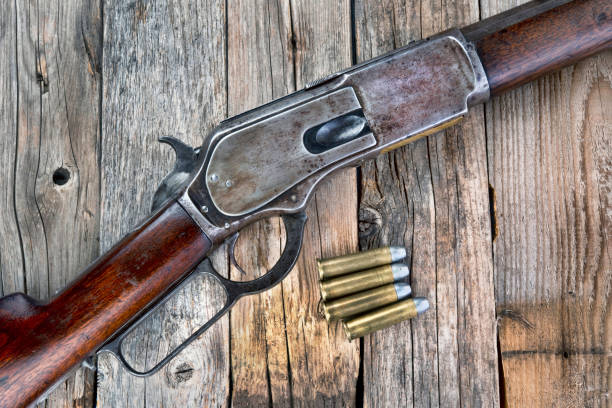 fucile da cowboy antico. - rifle gun old wild west foto e immagini stock