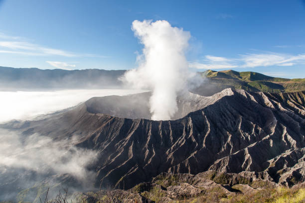 bromo vulkankrater bei sonnenaufgang im morgennebel von mount batok gipfel. - bromo crater stock-fotos und bilder