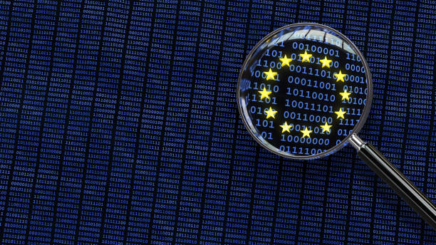 regolamento generale sulla protezione dei dati - esaminare i dati gdpr attraverso la lente d'ingrandimento - violate foto e immagini stock