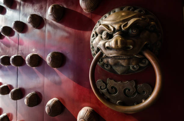 traditionelle chinesische türen - dragon china singapore temple stock-fotos und bilder