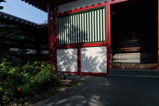 the buddha tooth relic temple and museum, singapore - dragon china singapore temple imagens e fotografias de stock