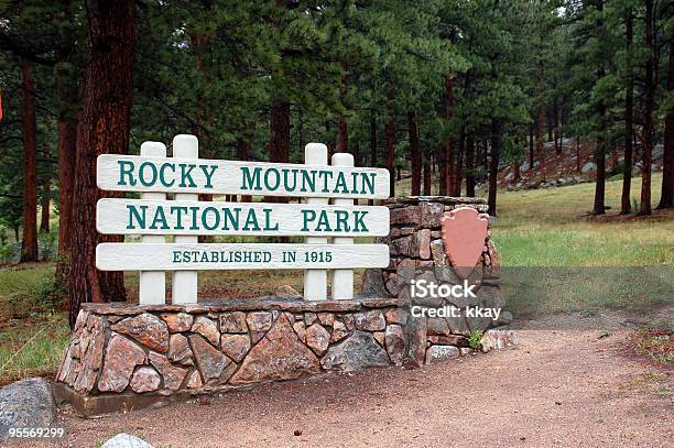 Foto de Entrada Para O Parque Nacional e mais fotos de stock de Parque Nacional das Montanhas Rochosas - Parque Nacional das Montanhas Rochosas, Sinal, Acampar