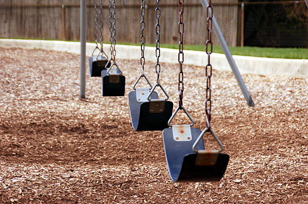 игровой площадкой с качелями - swing playground empty abandoned стоковые фото и изображения