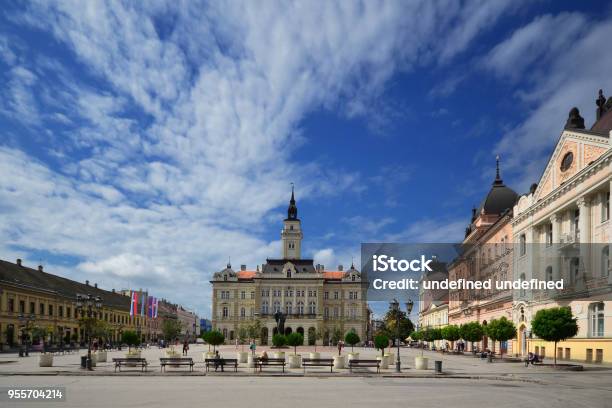 Photo libre de droit de Hôtel De Ville Dans Le Centre De Novi Sad banque d'images et plus d'images libres de droit de Novi Sad - Novi Sad, Serbie, Ville - Milieu urbain