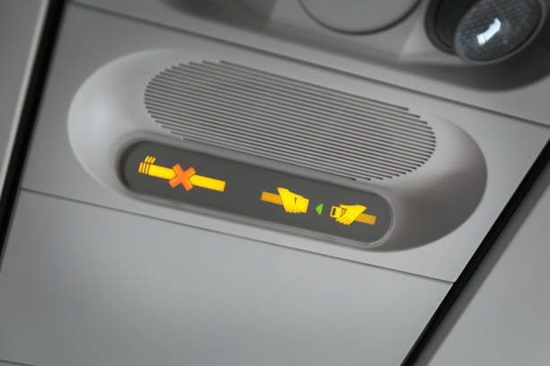 allacciare la cintura di sicurezza e nessun cartello fumo negli aeromobili. - warning sign seat belt foto e immagini stock