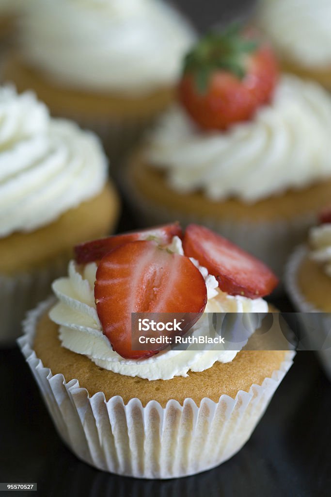 Erdbeer-cupcakes - Lizenzfrei Buttercreme Stock-Foto