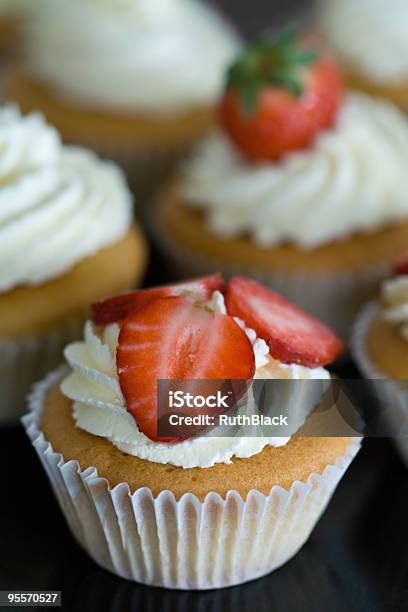 Erdbeercupcakes Stockfoto und mehr Bilder von Buttercreme - Buttercreme, Bäckerei, Cupcake