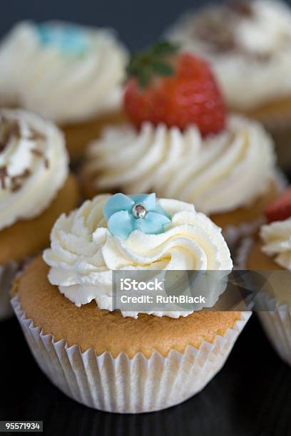 Auswahl An Eis Und Kuchen Stockfoto und mehr Bilder von Aufschäumen - Aufschäumen, Buttercreme, Bäckerei